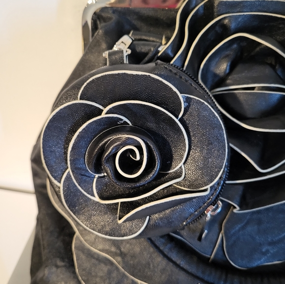 Black Flower bag with small change purse and key holder - Picture 8 of 12